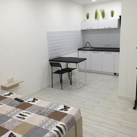 خيرسون Small Underground Apartment At The Center المظهر الخارجي الصورة