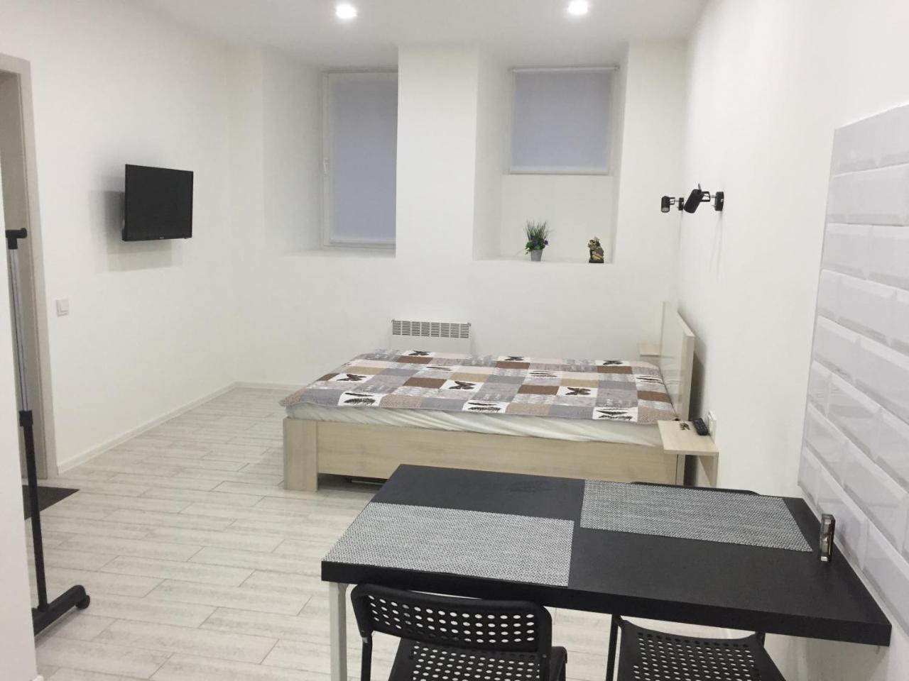 خيرسون Small Underground Apartment At The Center المظهر الخارجي الصورة